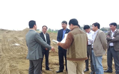 Đồng chí Lê Đức Giang- Phó Bí thư Huyện ủy- Chủ tịch UBND huyện kiểm tra bãi tập kết cát trái phép tại khu vực Sông Bút- Thị trấn Bút Sơn.